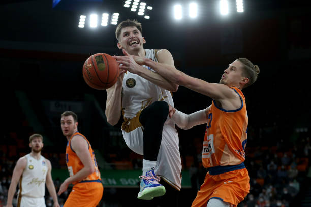 男足面对的 男足面对的